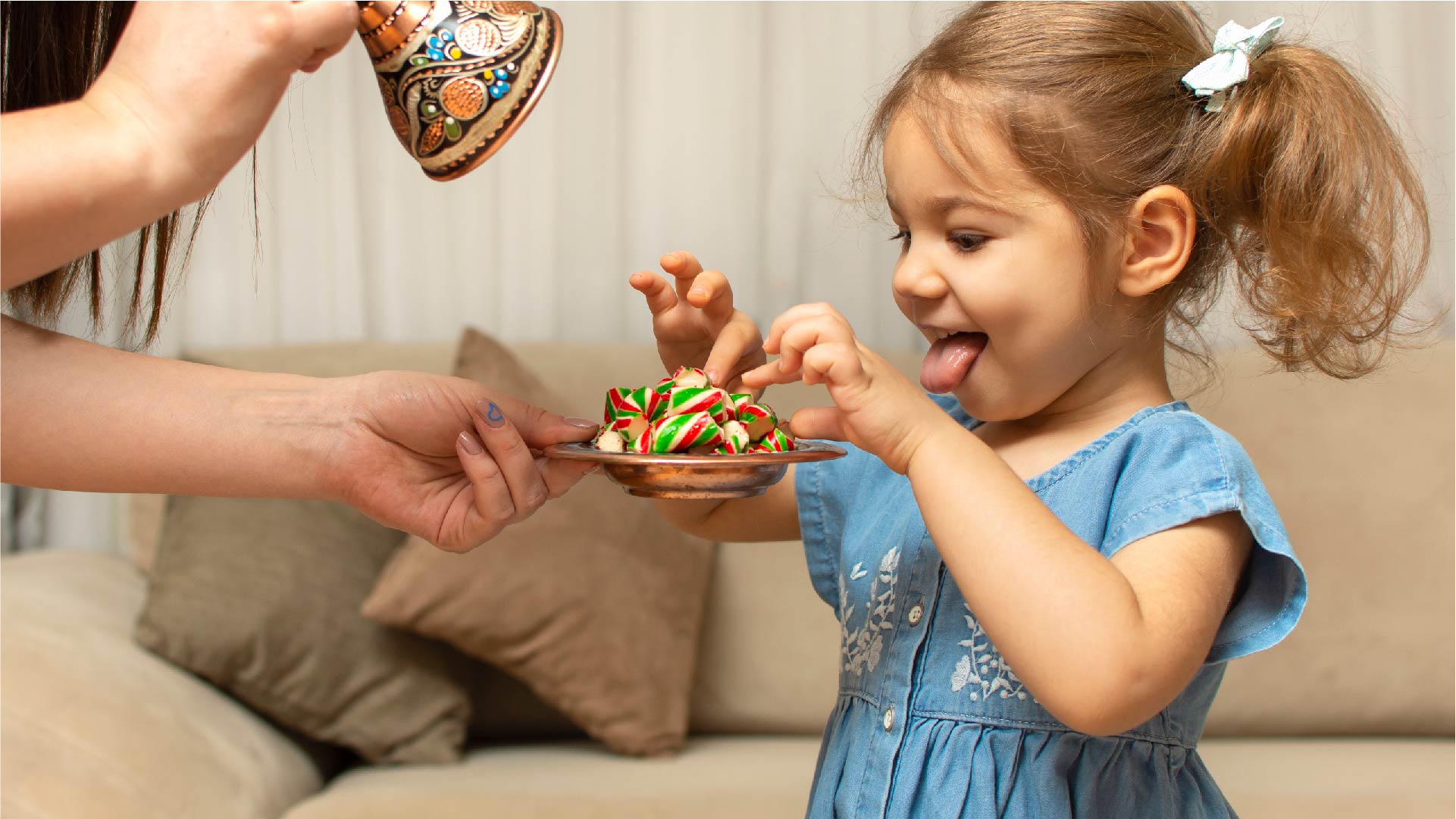 Een klein meisje eet een snoepje