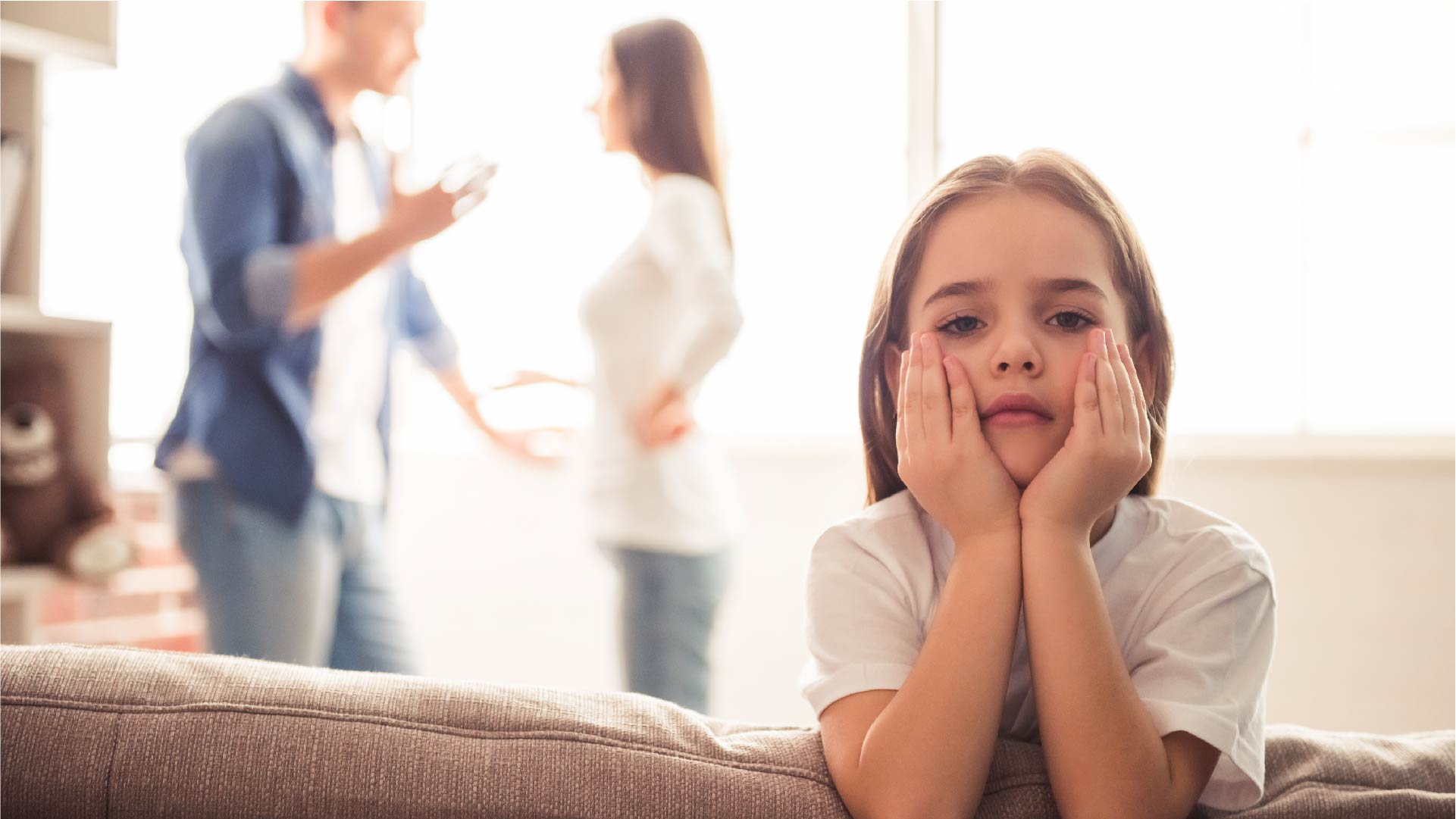 Een klein meisje wacht bedroefd tot haar ouders stoppen met ruzie maken