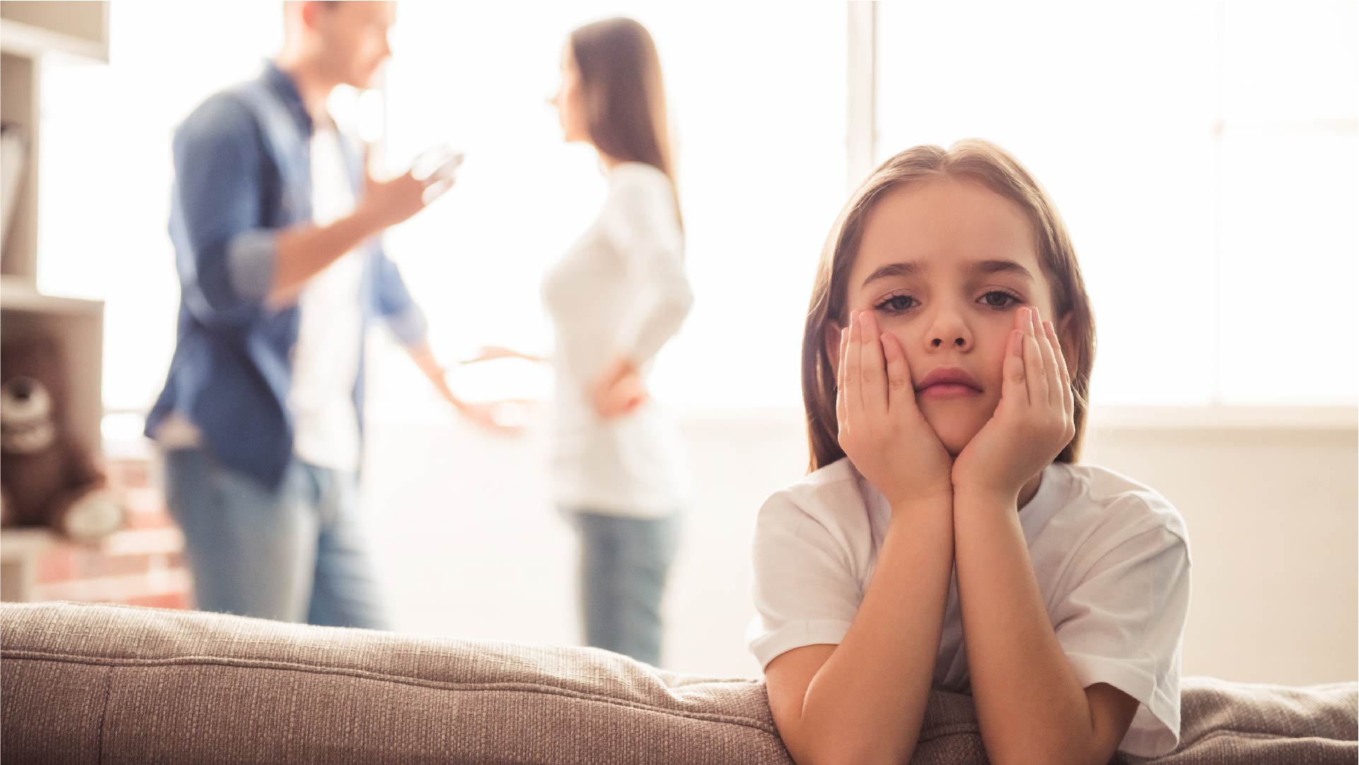 Une petite fille triste attend que ses parents aient fini de se disputer