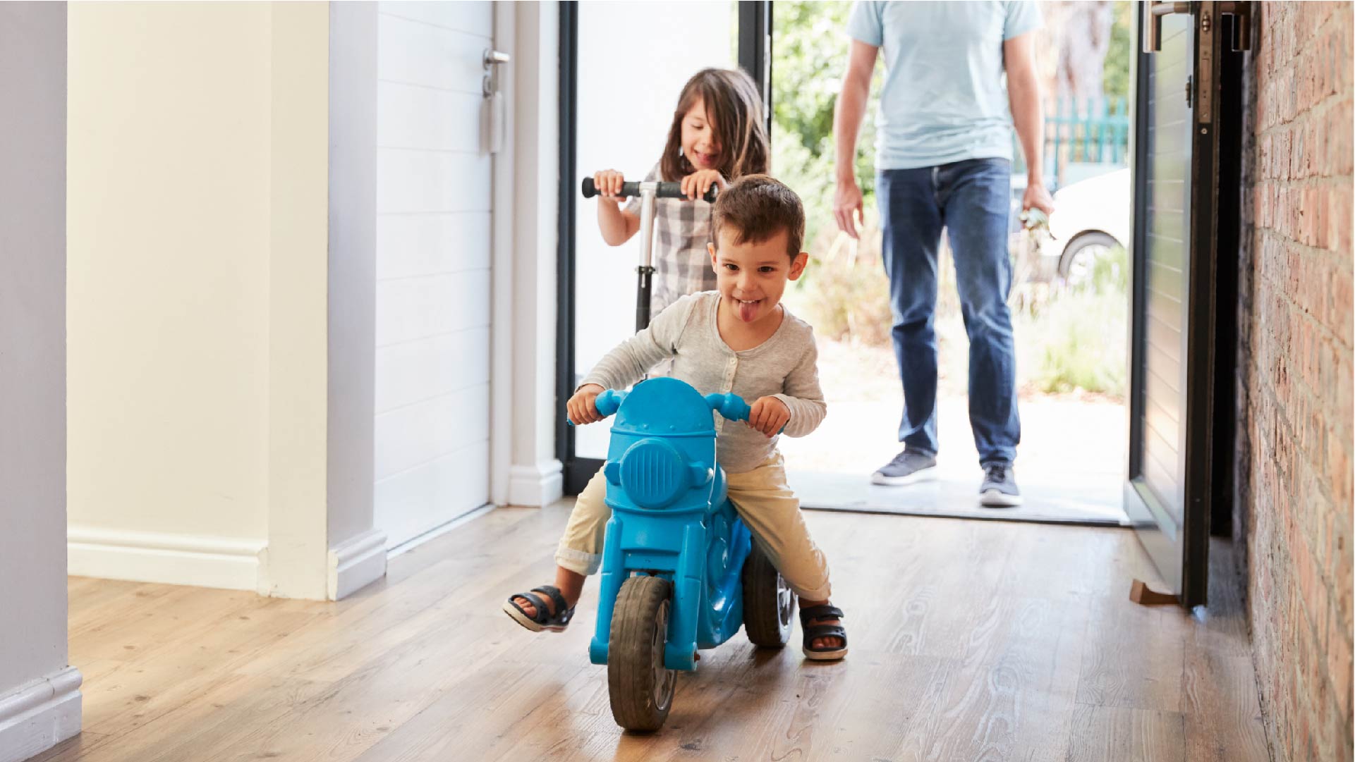 Twee jonge enthousiaste kinderen komt thuis met hun papa