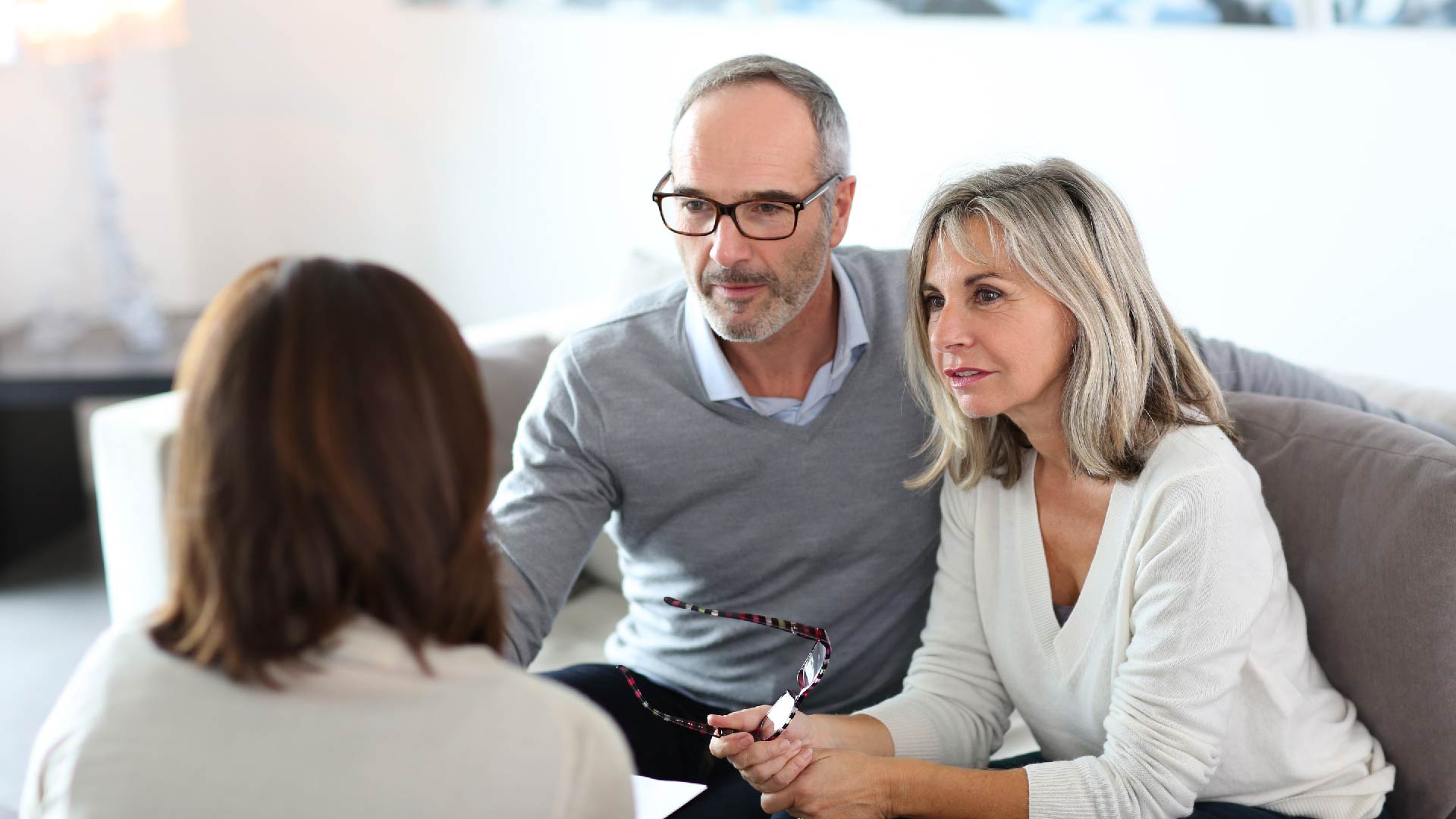 Un couple est en rendez-vous avec son conseiller financier