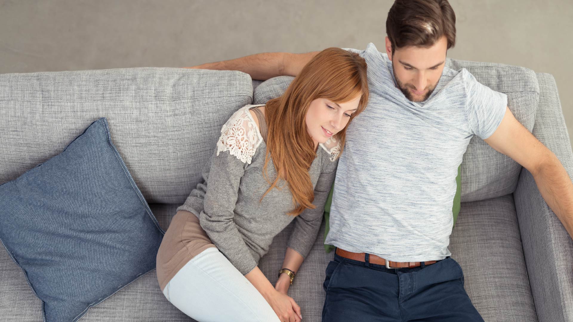 Couple installé confortablement dans le canapé