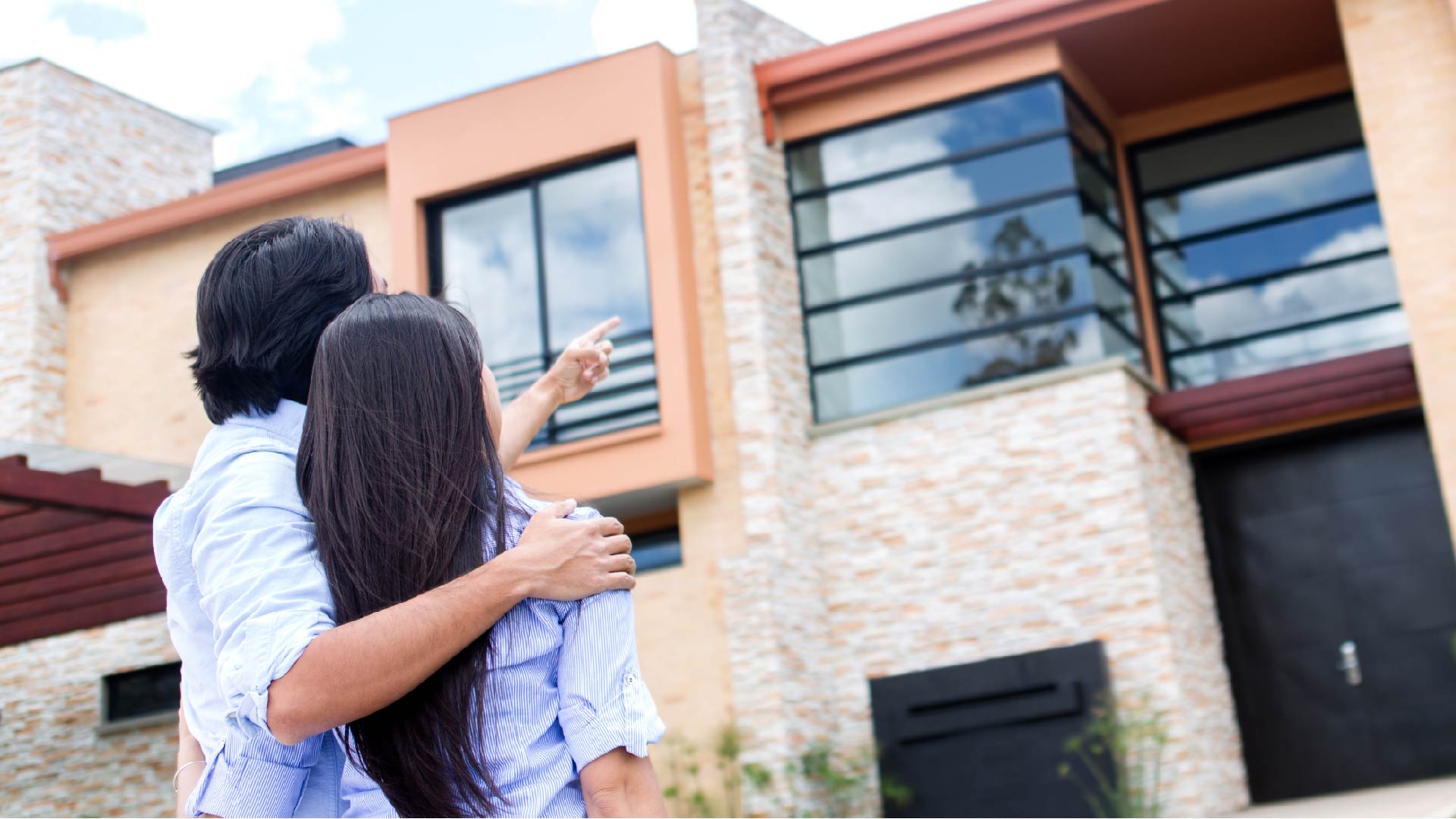 Un couple regarde la façade d&#039;un appartement