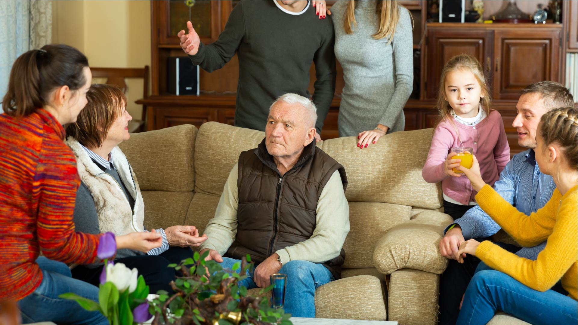 Une famille nombreuse avec enfants et petits-enfants est réunion chez le grand-père