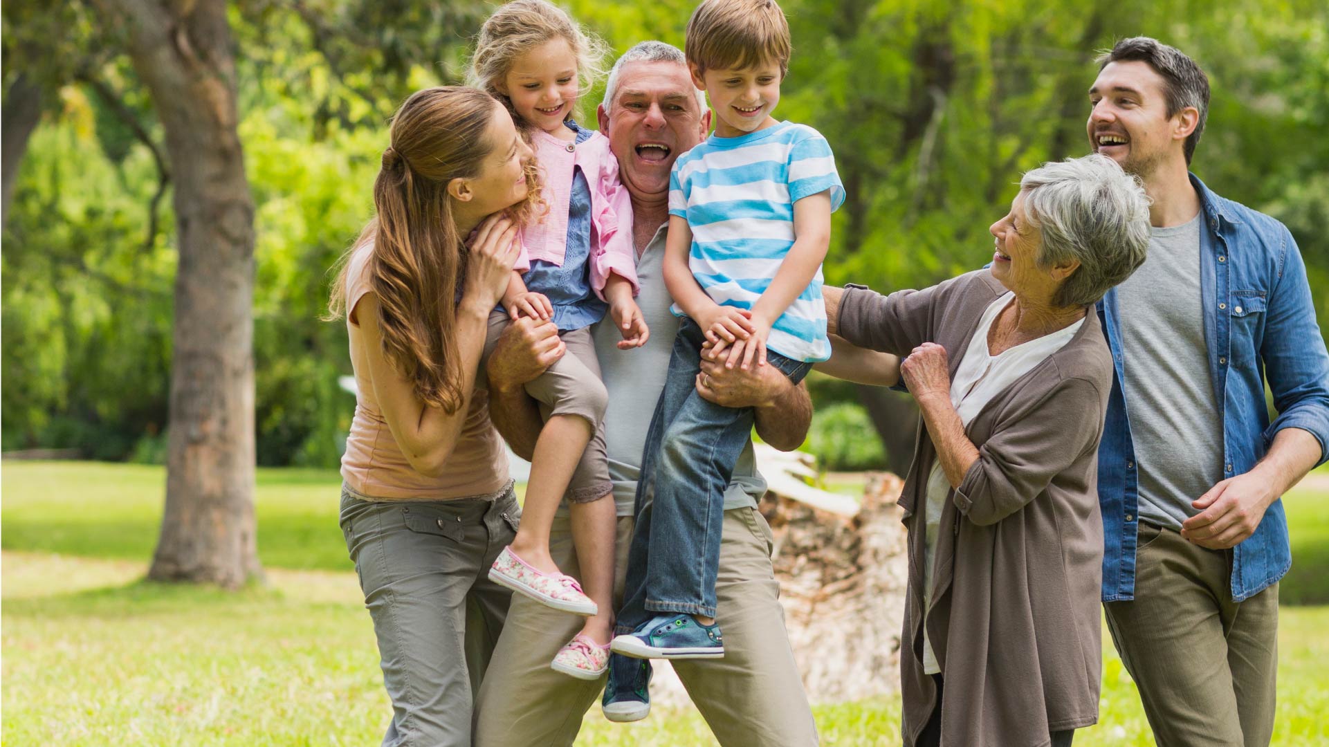 Les grands-parents, les parents et les enfants jouent ensemble au parc