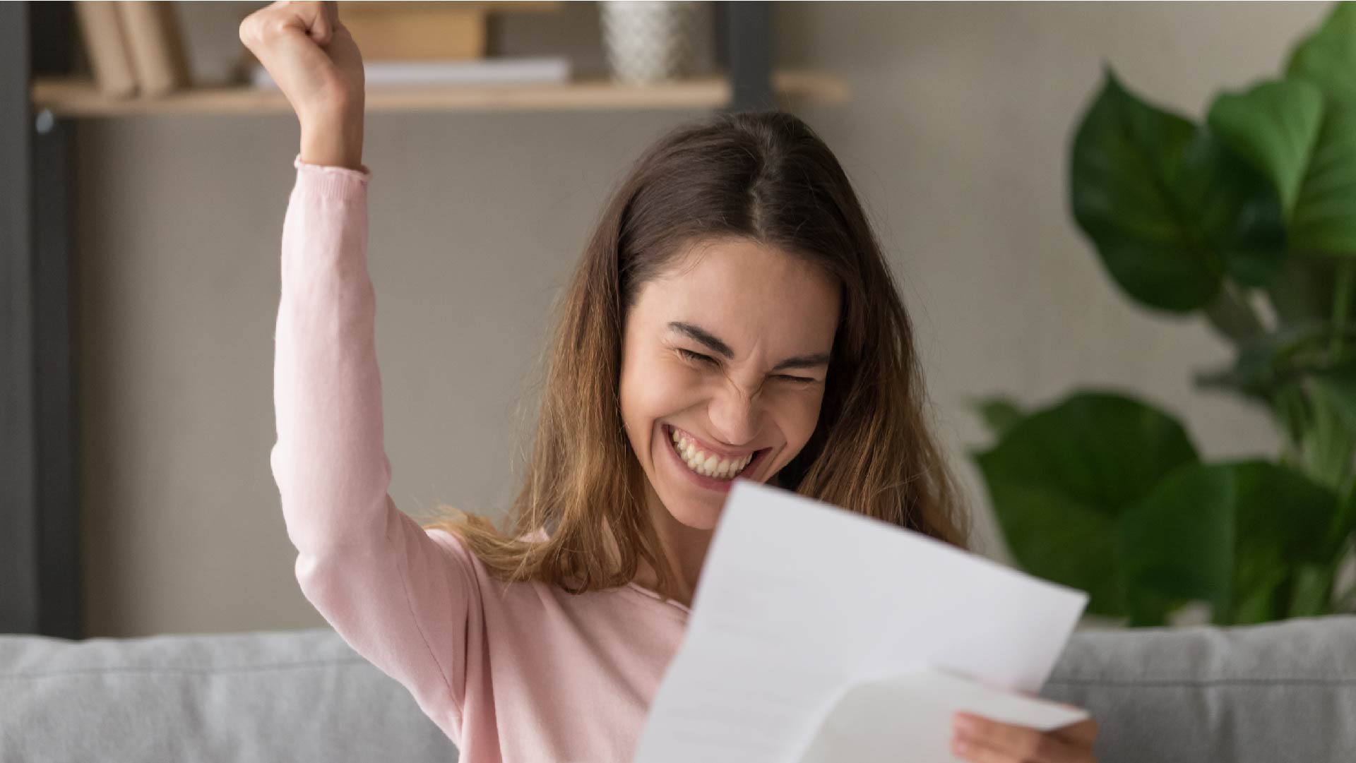 Een studente kijkt blij naar haar loonfiche