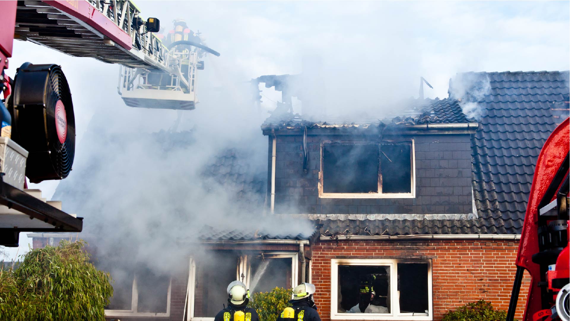 De brandweer grijpt in bij een brand aan het dak