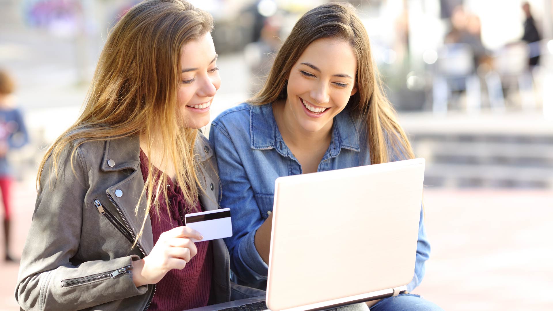 Twee vriendinnen kopen online via de computer