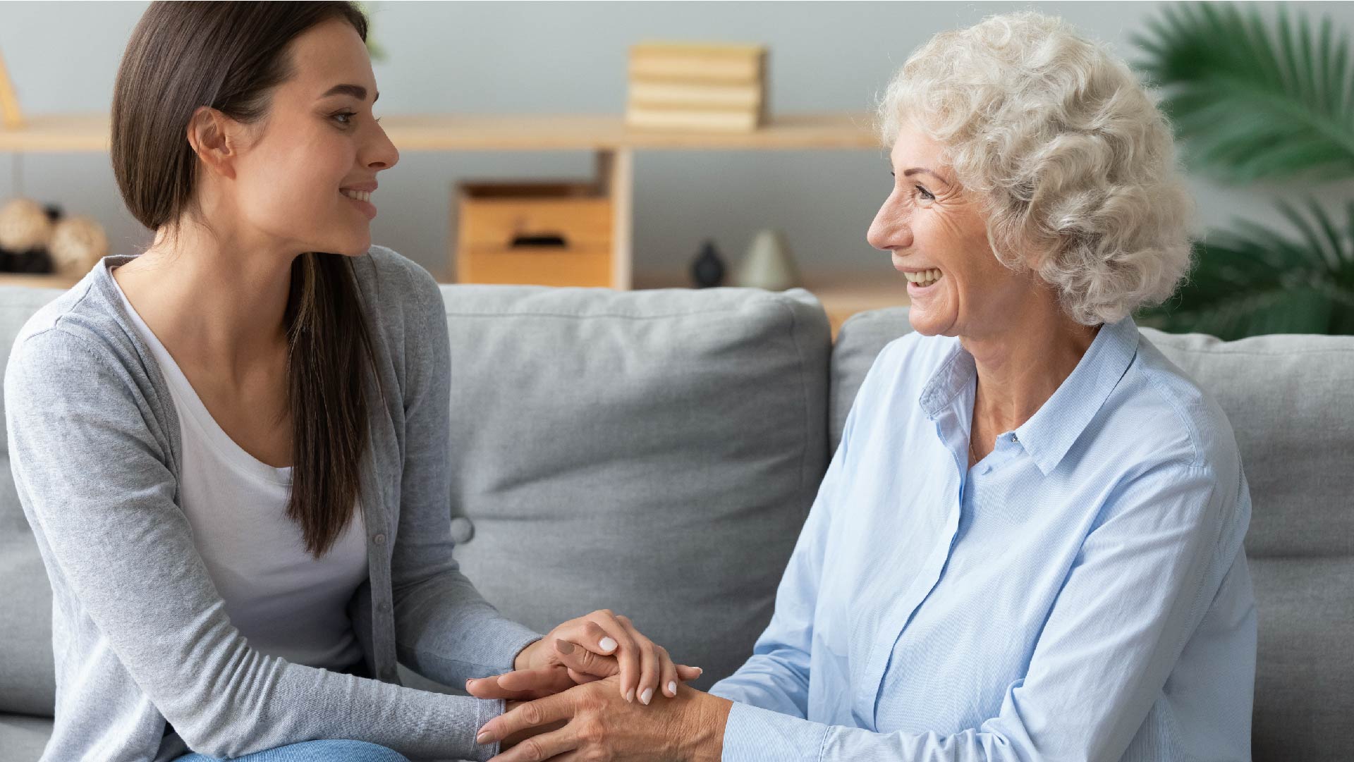 Une jeune femme bavarde avec sa grand-mère en se donnant la main