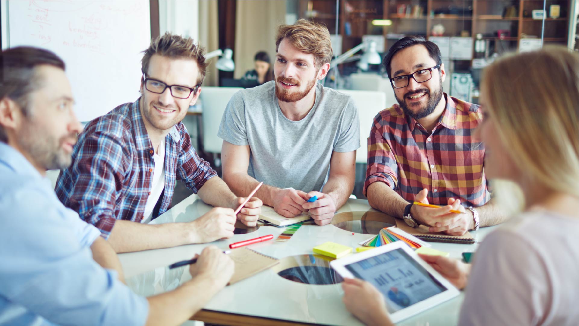 Un groupe d&#039;employés discute de leurs idées