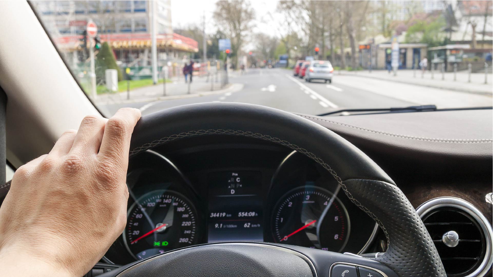 Zicht op een straat vanuit een auto