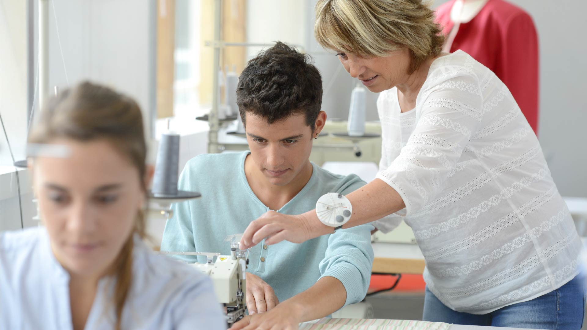 Un jeune garçon suit des cours de couture