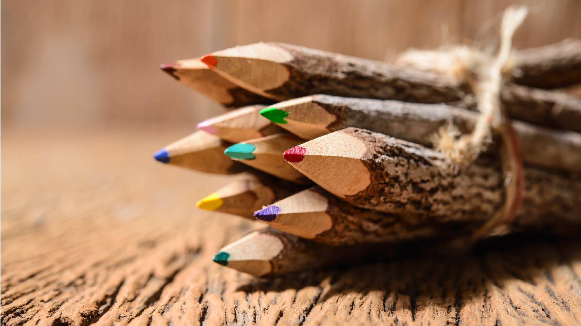 Un paquet de crayons de couleur faits de branches