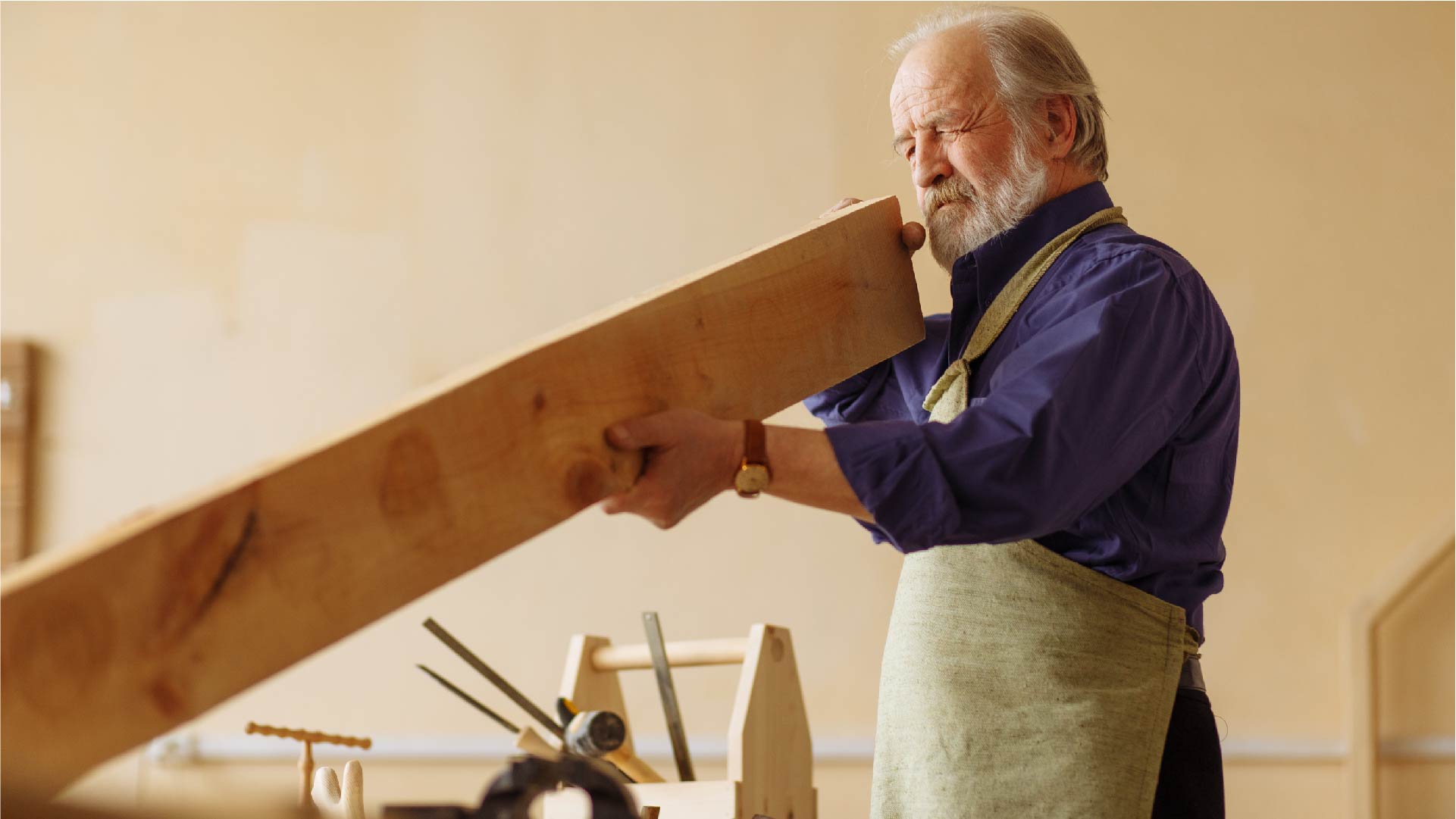 Een gepensionneerde schrijnwerker bewerkt hout