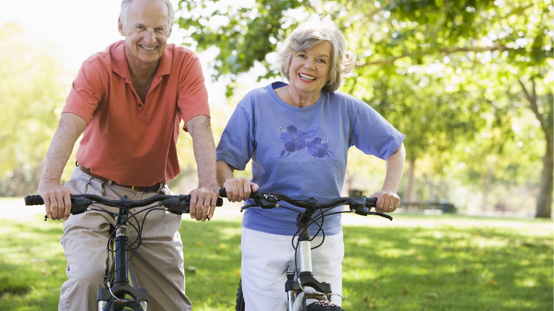 Un couple âgé fait du vélo