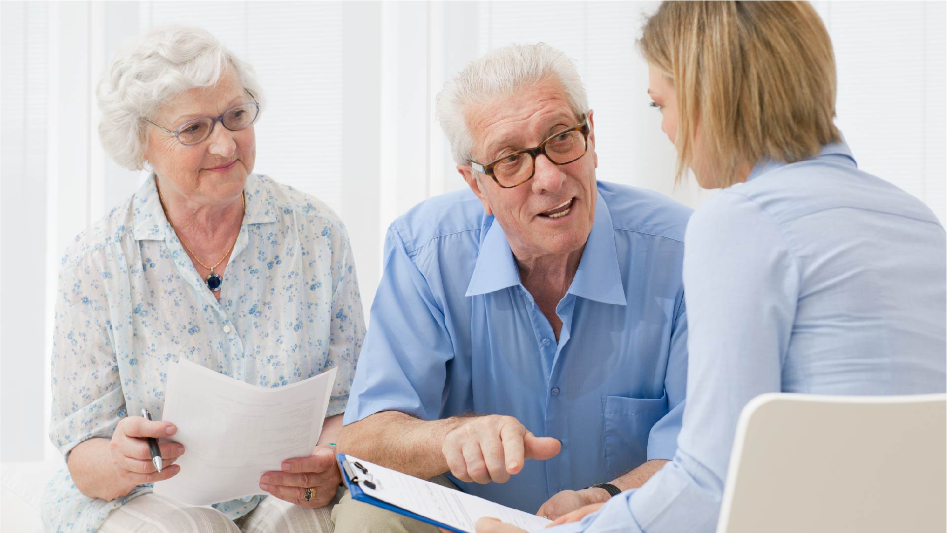 Couple âgé prend des renseignements concernant leur pension