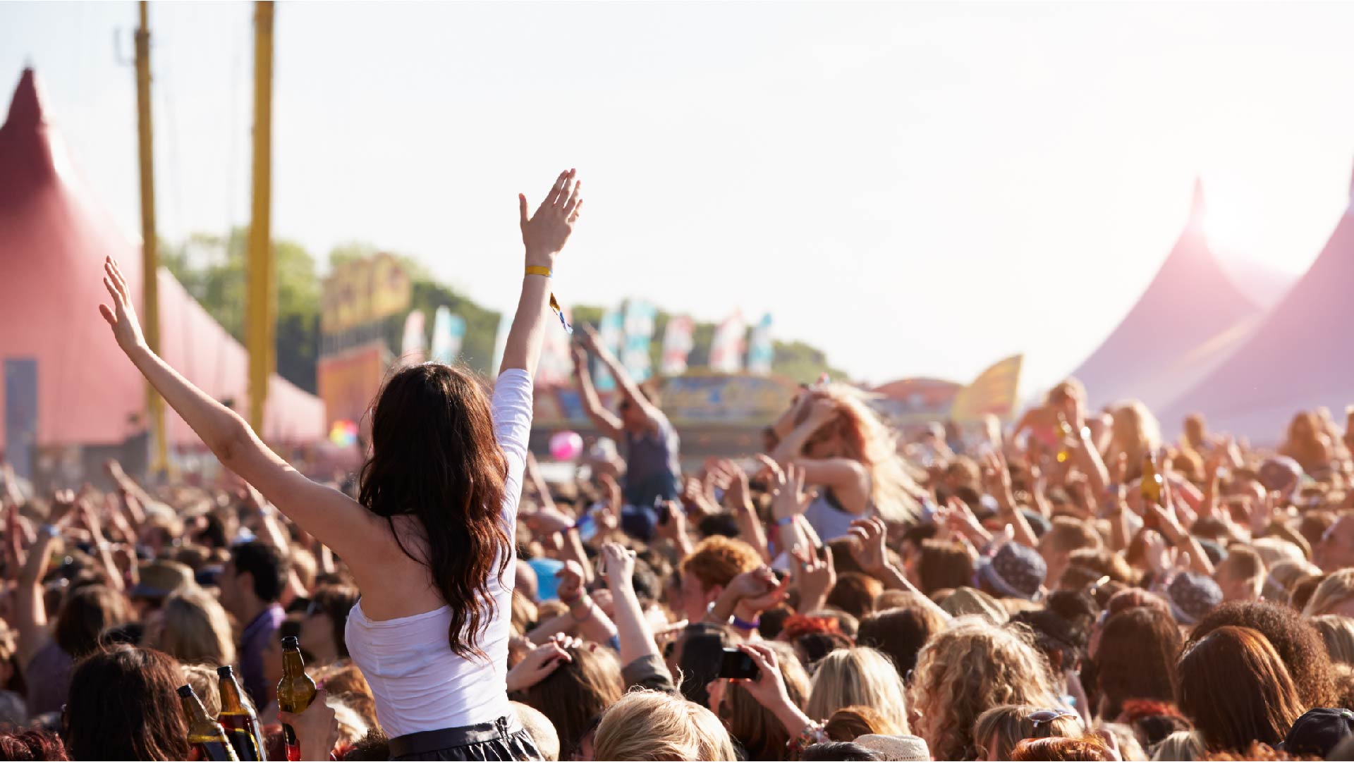 Een bijeenkomst van jongeren op een festival