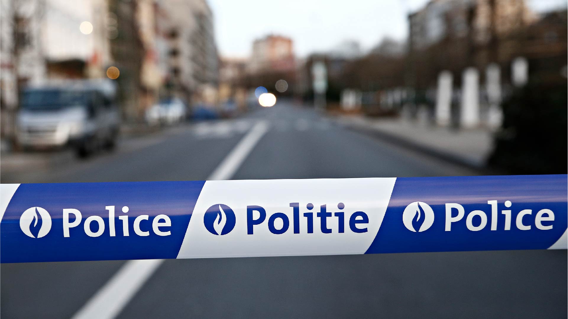 Een straat is afgesloten met politielint