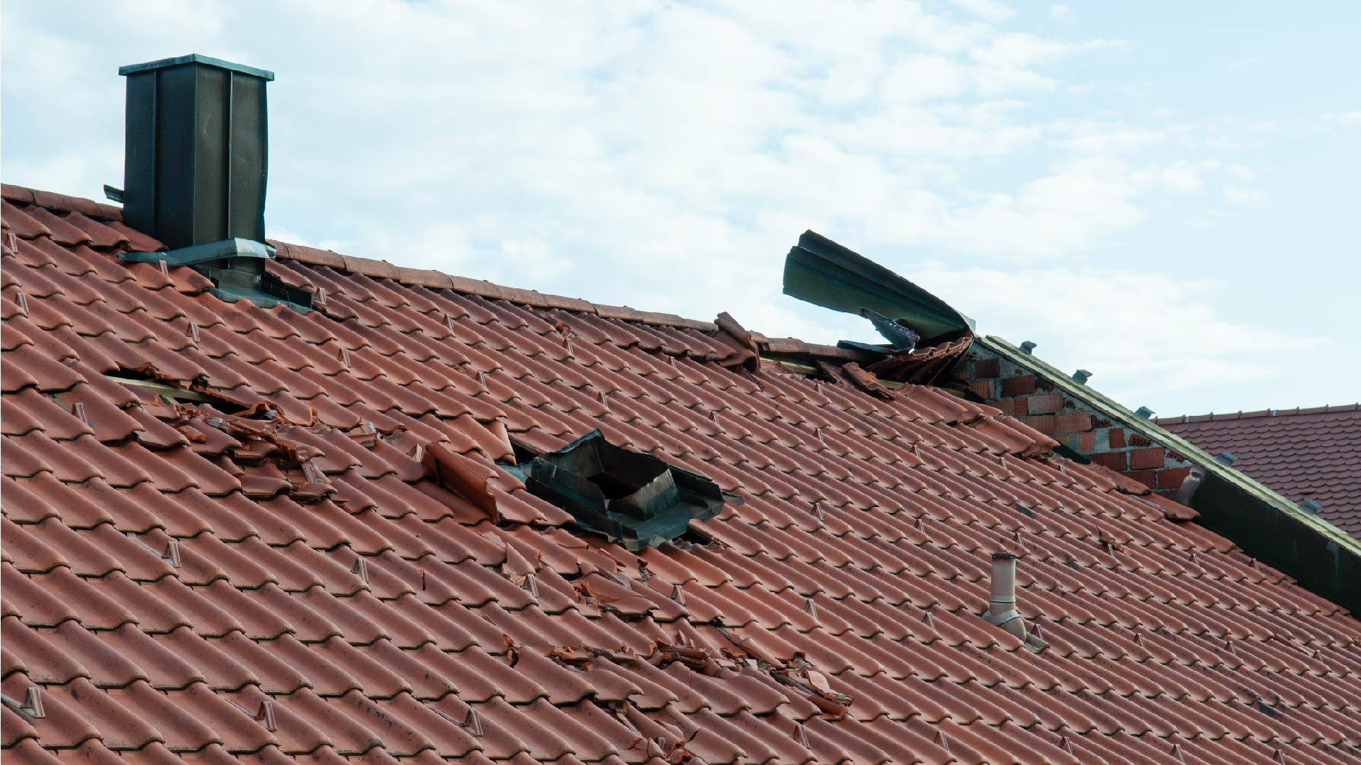 Des tuiles d&#039;un toit se sont envolées après une tempête