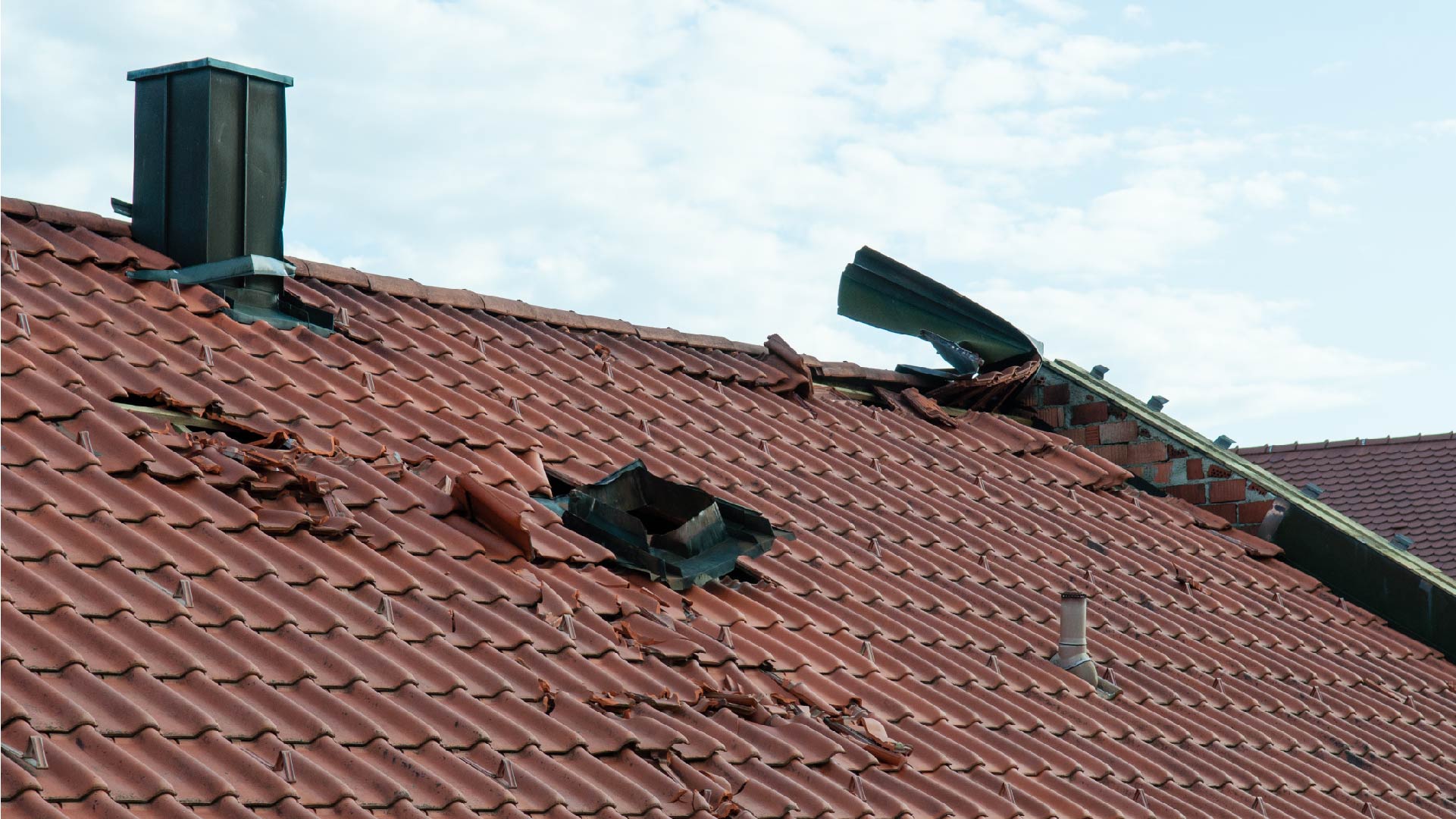 Na een storm zijn er dakpannen weggevlogen 