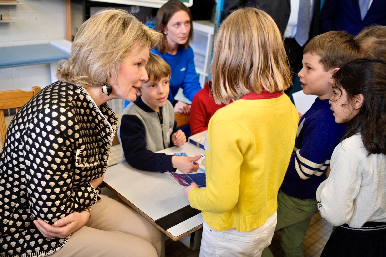 De Koningin leert jongste leerlingen spelenderwijs omgaan met geld