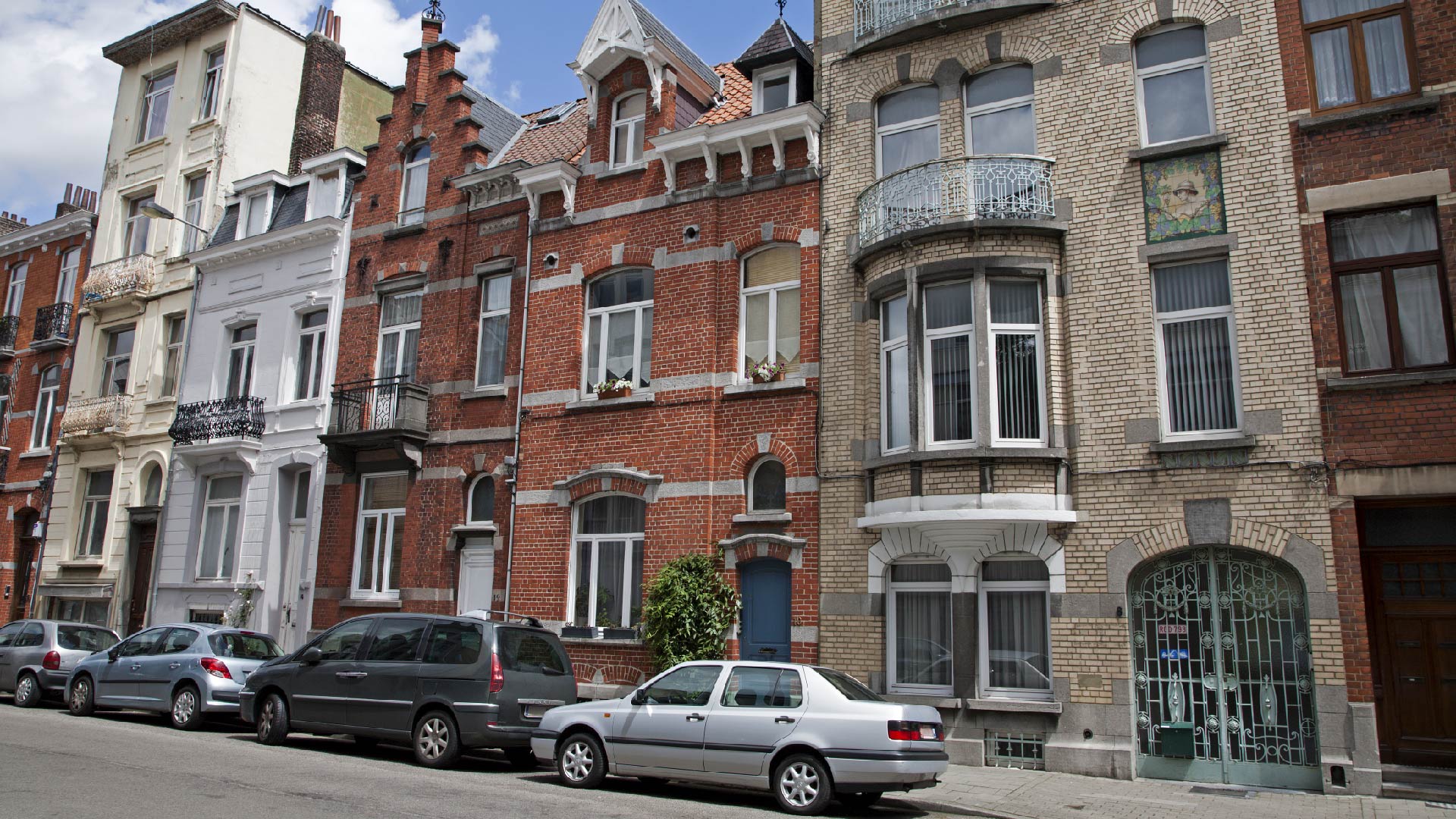 Een straat met typische Brusselse huizen
