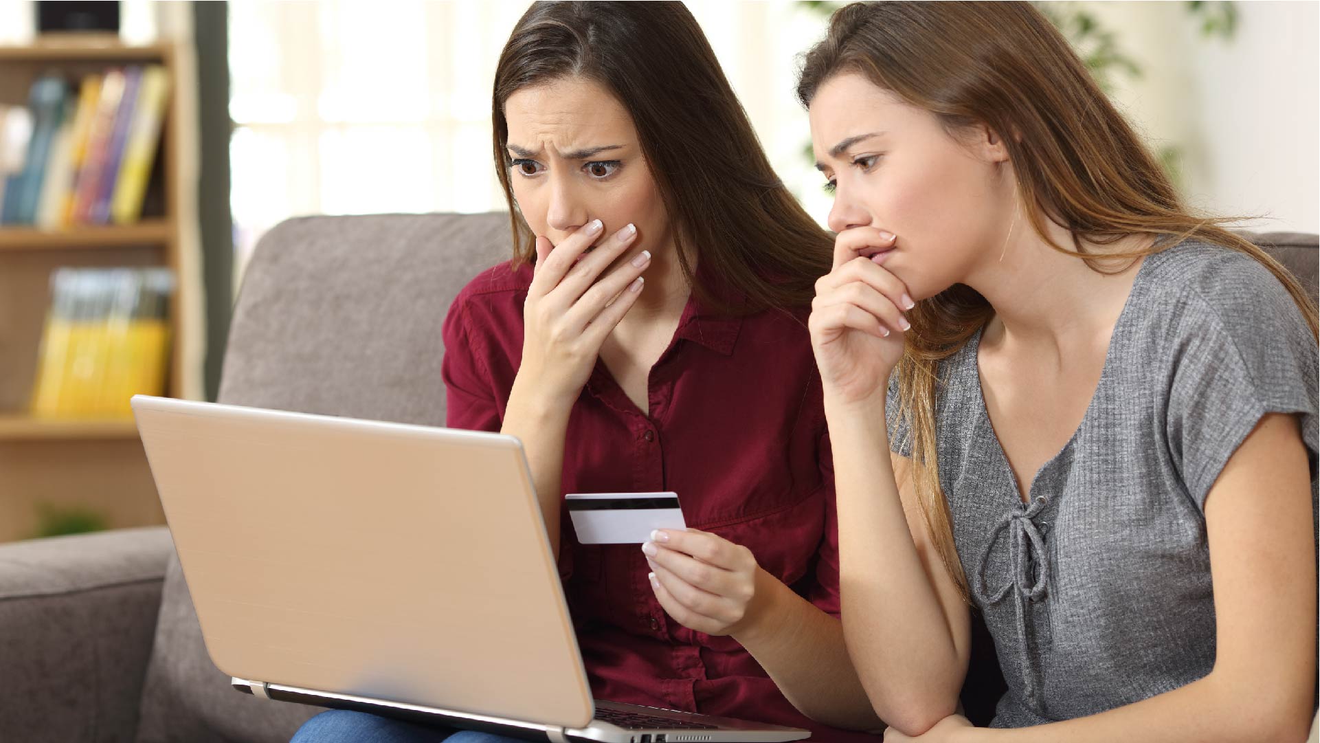 Deux filles regardent leur compte via l&#039;ordinateur