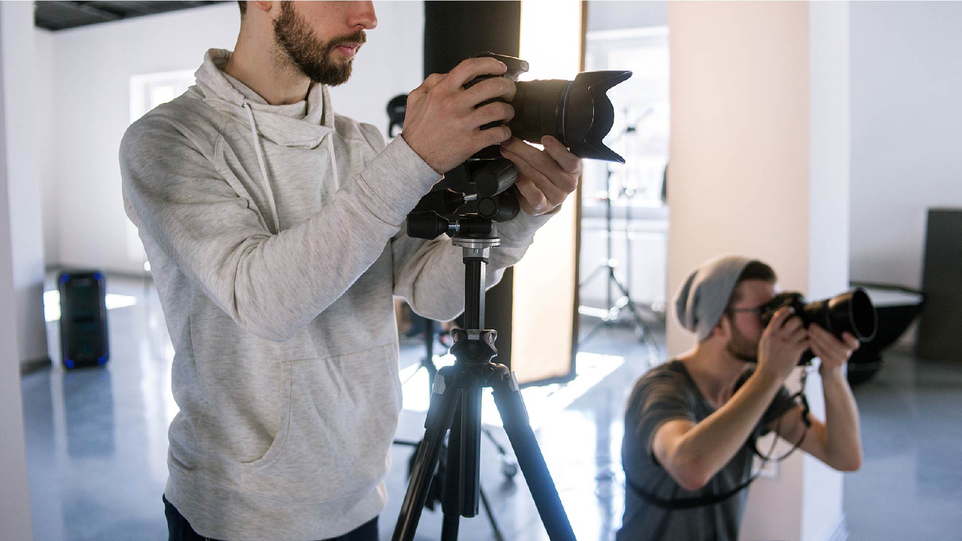 Twee fotografen werken in de studio met hun fototoestel