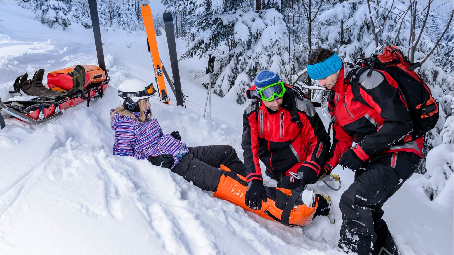 Les secours interviennent auprès d&#039;une femme tombée à skis