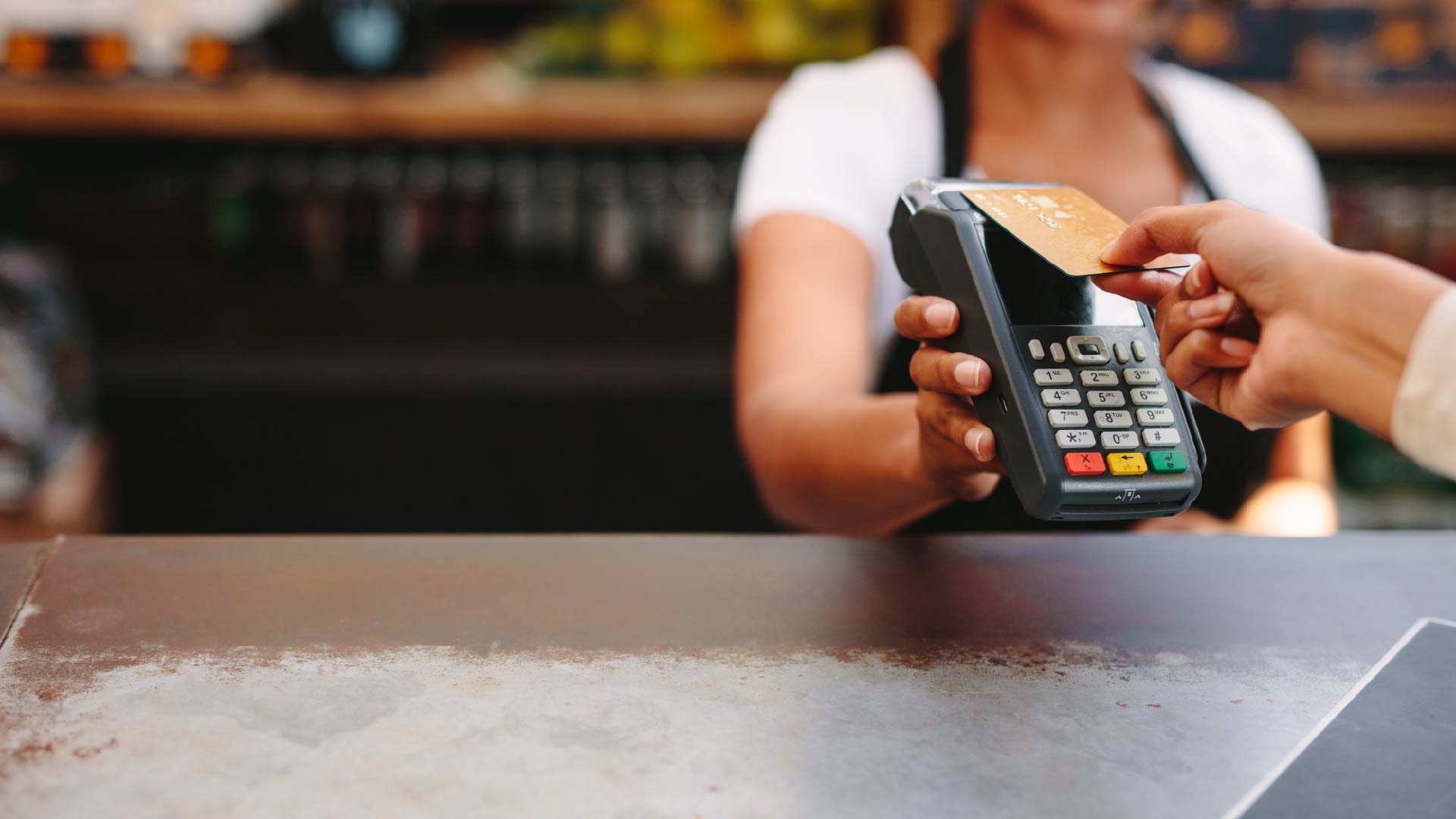 Een klant doet een draadloze betaling met zijn bankkaar