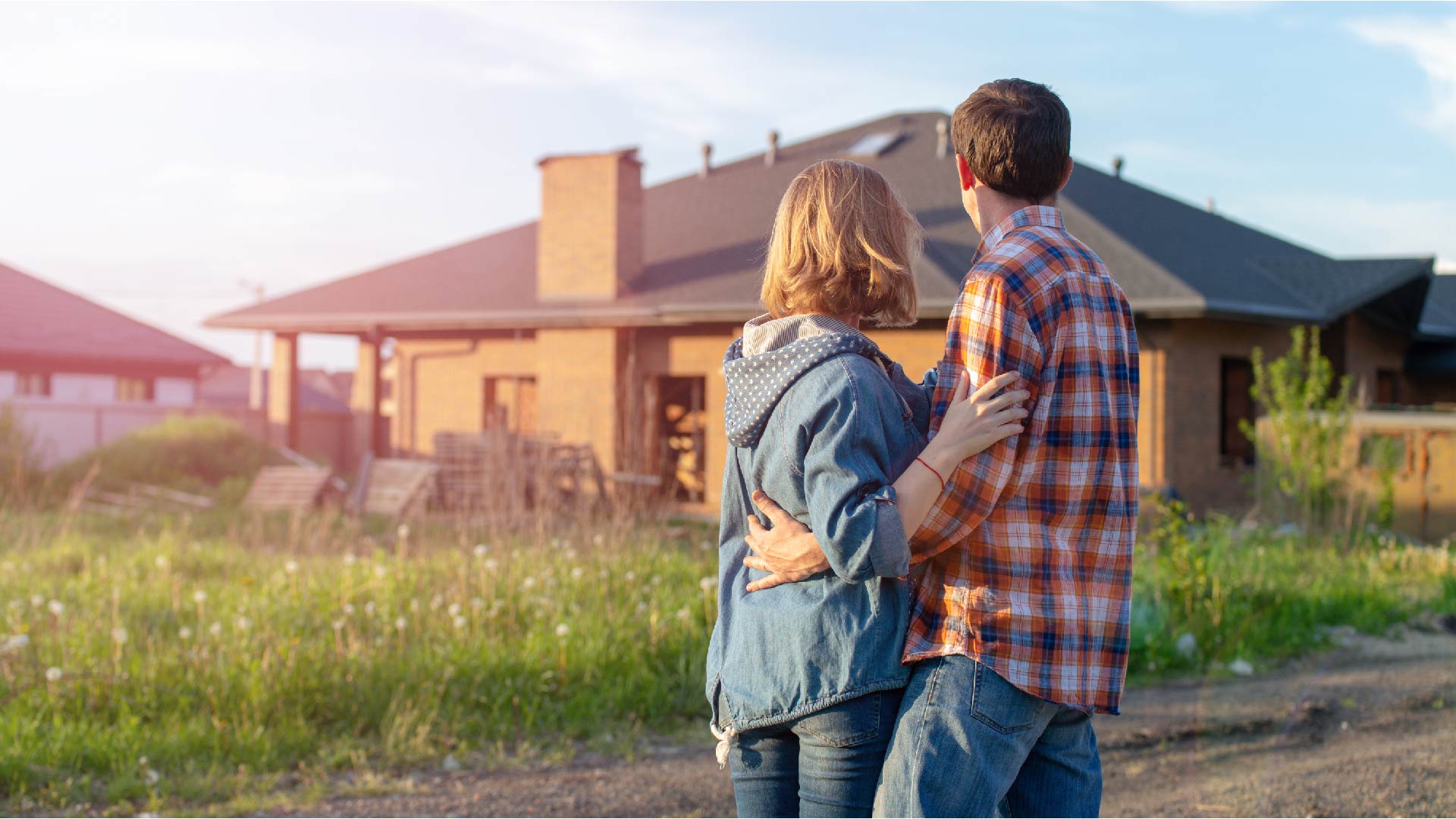 Un couple regarde une maison