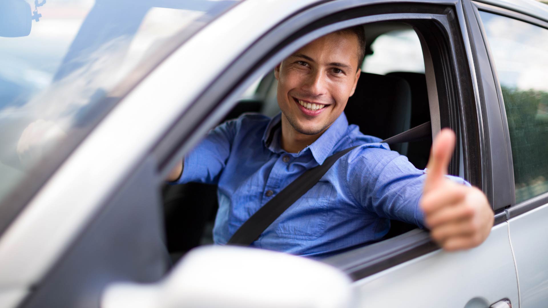 Een blije chauffeur doet teken dat alles goed gaat