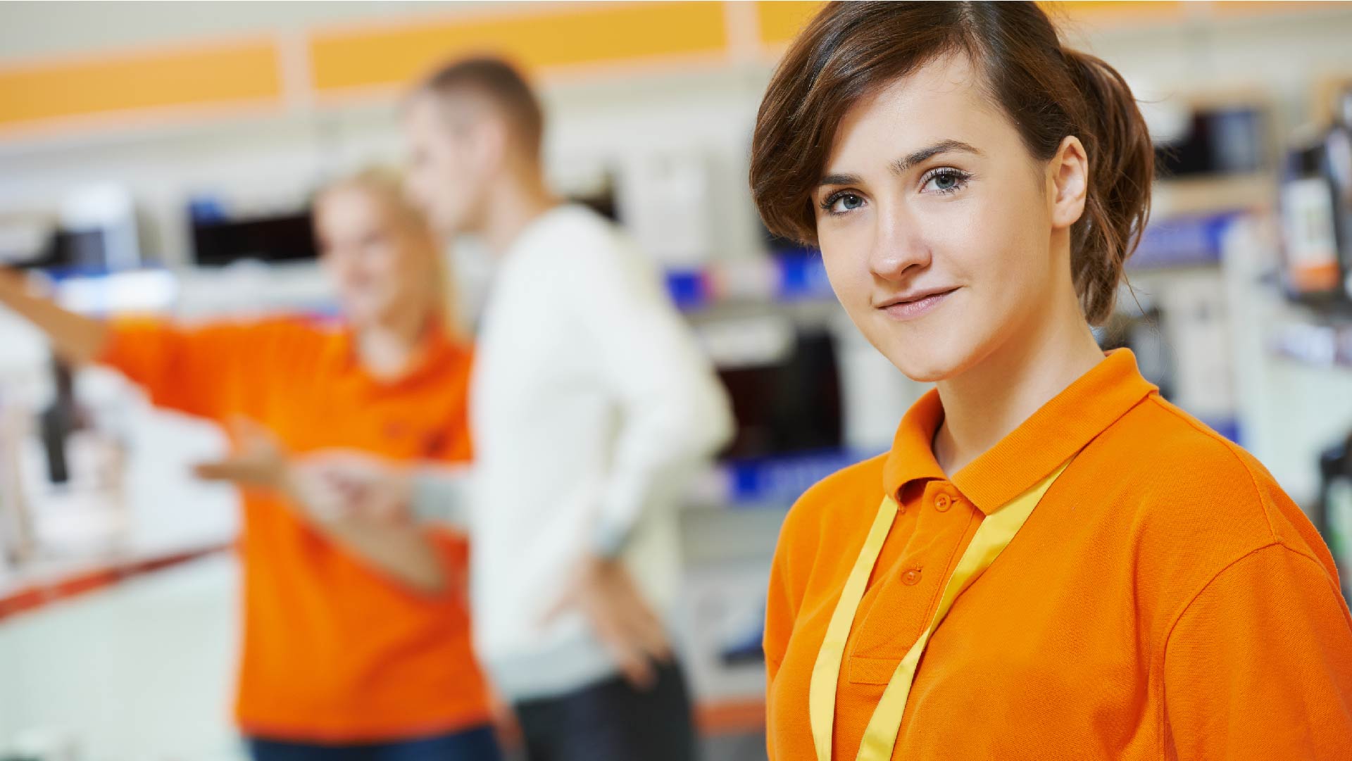 Une jeune fille travaille dans un magasin en tant qu&#039;étudiante