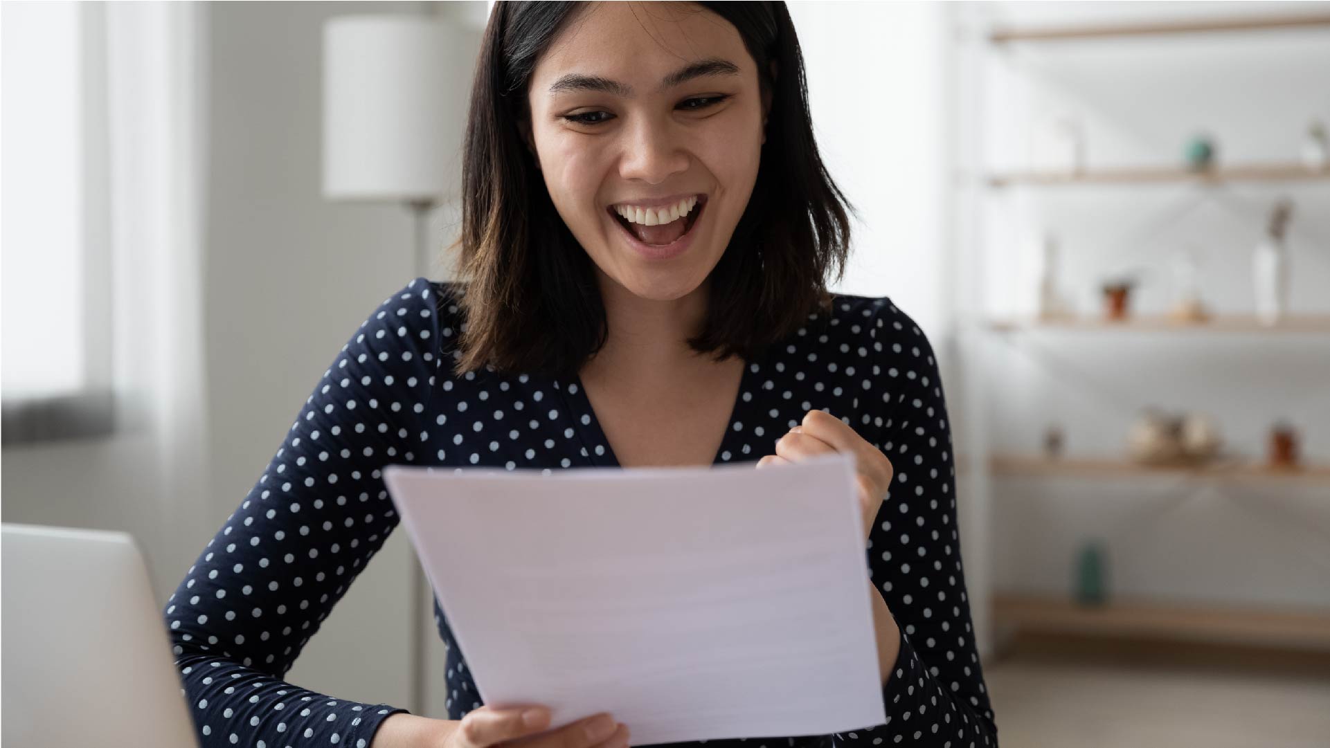 Une jeune fille est heureuse en regardant sa fiche de salaire