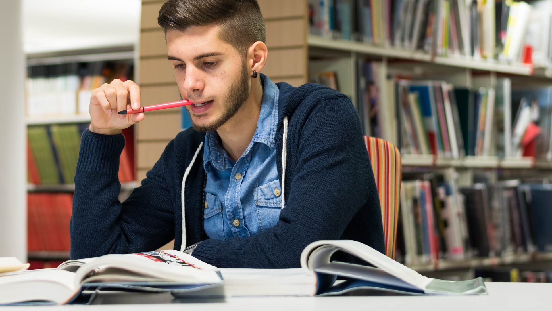 Een student studeert in de bib