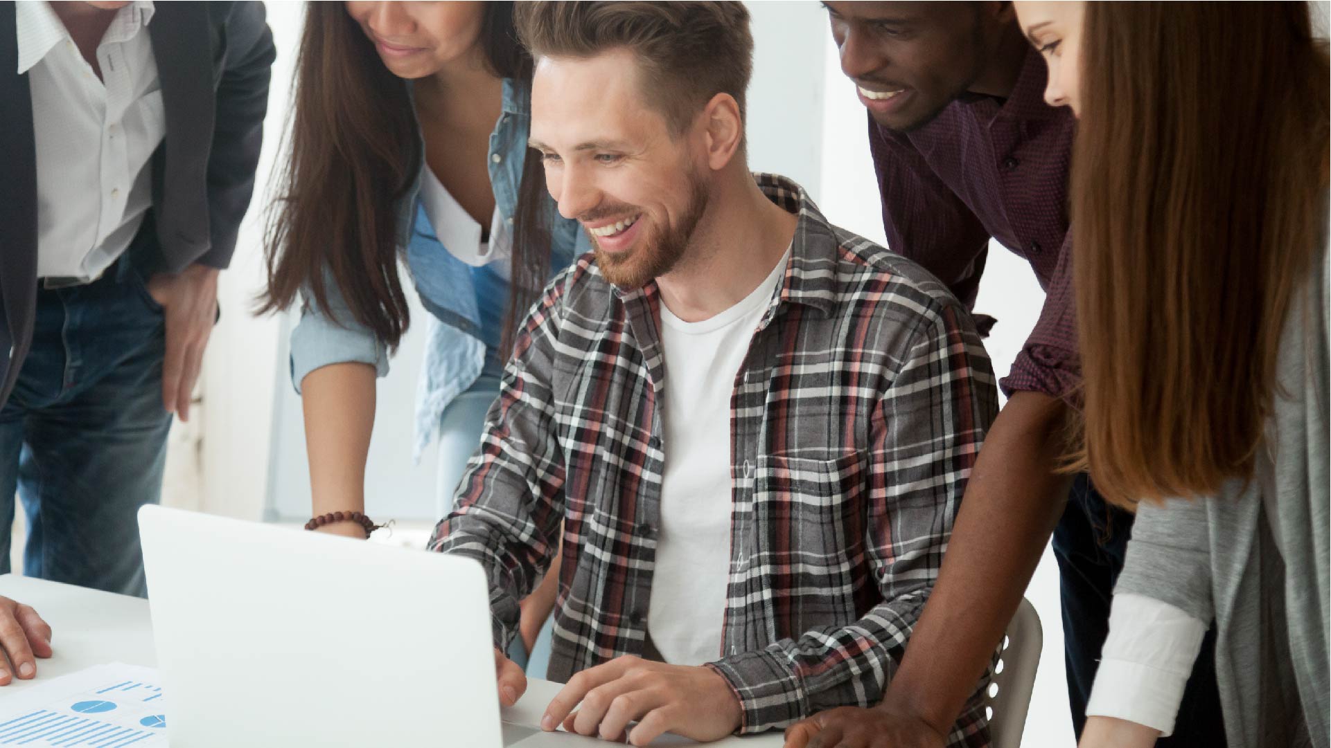 Jeunes gens travaillent autour d&#039;un ordinateur