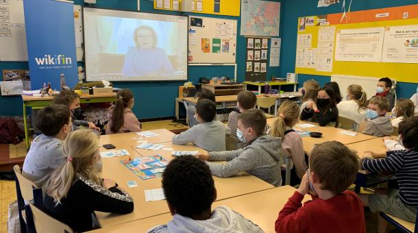 Koningin Mathilde doet een videochat met leerlingen die een budgetspel speelden in de klas