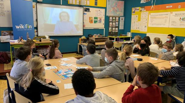Koningin Mathilde doet een videochat met leerlingen die een budgetspel speelden in de klas Koningin Mathilde doet een videochat met leerlingen die een budgetspel speelden in de klas