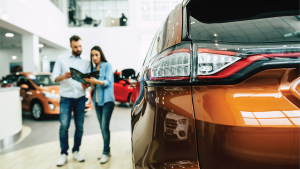 Un couple cherche une nouvelle voiture sur le salon de voitures