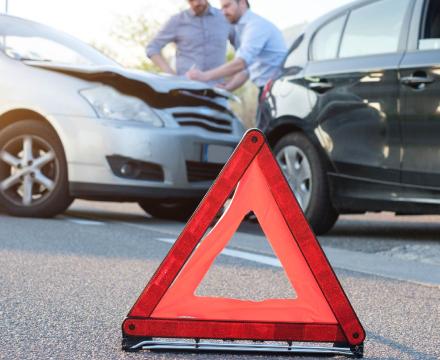 Deux hommes remplissent le constat d&#039;assurance après un accident