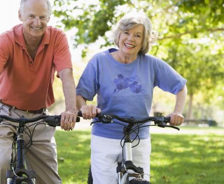 Een oud koppel fietst