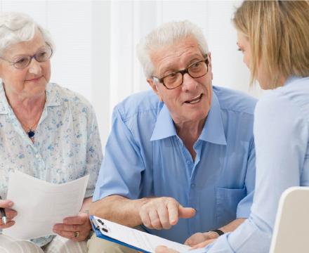 Couple âgé prend des renseignements concernant leur pension
