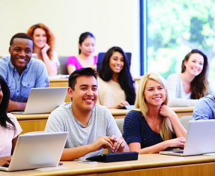 Des élèves suivent un cours