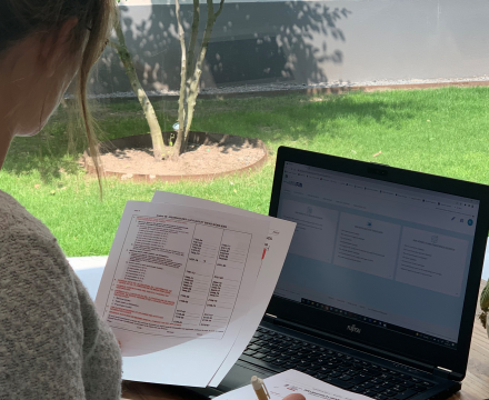 Une femme remplit sa déclaration d&#039;impôts