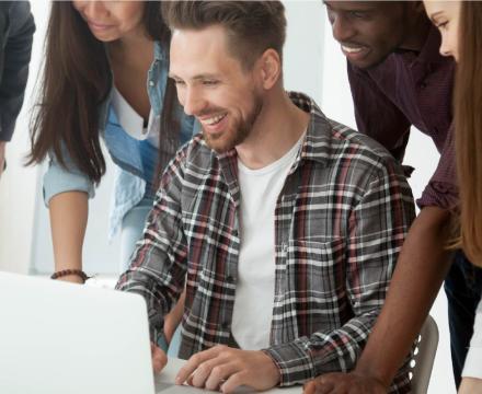 Jeunes gens travaillent autour d'un ordinateur